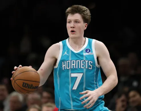 PG模拟器-克尼普尔是本赛季唯一一位三分球命中数超过200个的球员