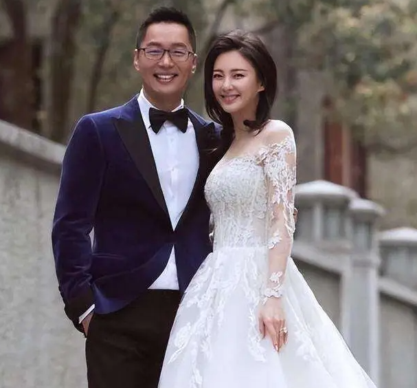 PG电子-2016年,张雨绮和相识70天的富商袁巴元闪婚,火速生下一对龙凤胎